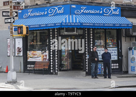 Junior's Deli type bodega le long du marché de la 8e Avenue dans le quartier résidentiel du quartier de Park Slope à Brooklyn, New York. Banque D'Images