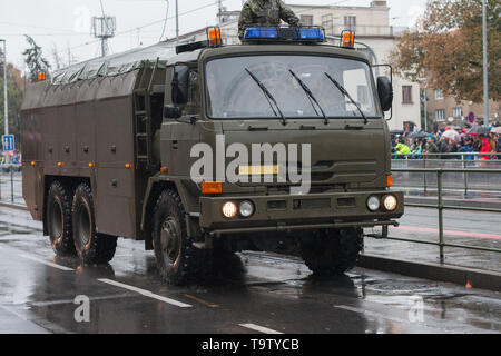 Des soldats de l'armée tchèque sont équitation véhicule de décontamination sur défilé militaire à Prague, République Tchèque Banque D'Images