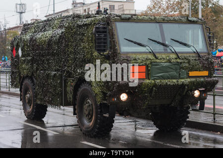 Des soldats de l'armée tchèque sont équitation tank truck sur défilé militaire à Prague, République Tchèque Banque D'Images