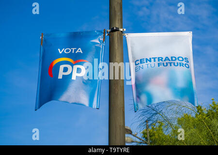 Valence, Espagne, le 20 mai 2019 : élections municipales espagnoles des affiches. 'Partido Popular" parti politique. Élections 2019, 'PP' bannière et logo. Banque D'Images