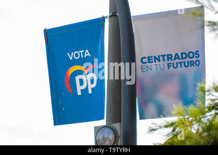 Valence, Espagne, le 20 mai 2019 : élections municipales espagnoles des affiches. 'Partido Popular" parti politique. Élections 2019, 'PP' bannière et logo. Banque D'Images