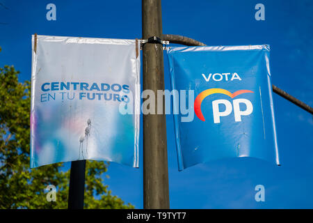 Valence, Espagne, le 20 mai 2019 : élections municipales espagnoles des affiches. 'Partido Popular" parti politique. Élections 2019, 'PP' bannière et logo. Banque D'Images