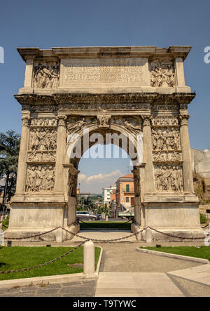 L'arc de Trajan à Bénévent est un arc de triomphe romain et a été construit en l'honneur de Trajan, un empereur qui ont conduit Rome à grands succès. Banque D'Images