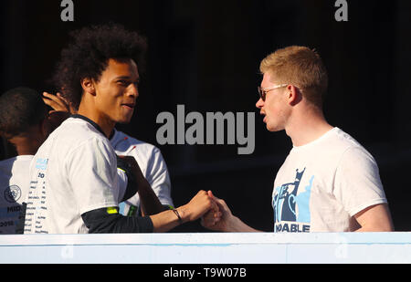 Manchester City's Leroy Sane (à gauche) et Manchester City's Kevin De Bruyne pendant le trophée parade à Manchester. Banque D'Images