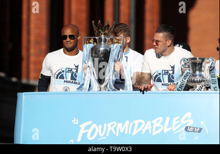 Manchester City's Vincent Kompany (à gauche) et de Moraes Ederson (à droite) au cours de la parade trophée à Manchester. Banque D'Images