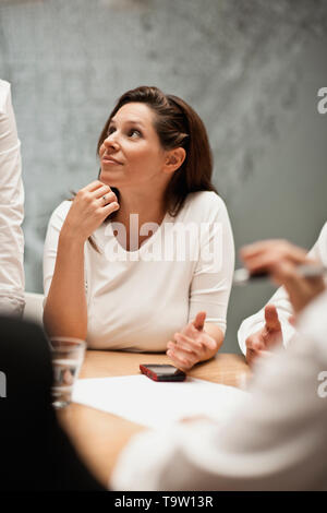 Groupe d'architectes brainstorming autour d'une table de conférence. Banque D'Images