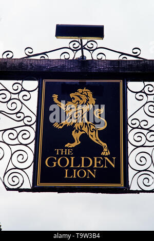 Le Golden Lion, enseigne de pub, Helperby, North Yorkshire, Angleterre Banque D'Images