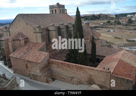 Le 27 décembre 2013. Mora de Rubielos. Teruel, Aragon, Espagne. Vue aérienne de l'Ex-Collegiate Église de Santa María, XV siècle temple gothique et son C Banque D'Images