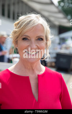 Londres, Royaume-Uni. 20 mai, 2019. Carol Kirkwood, présentateur météo de la BBC assister aux RHS Chelsea Flower Show Press Day qui a lieu avant qu'il ouvre officiellement demain jusqu'à samedi 25 mai. Le célèbre Flower Show est un glamour, fun et une journée d'éducation qui est fréquenté par de nombreuses célébrités. Il y a beaucoup de jardins, de fleurs, chapiteaux tous ensemble dans la magnifique enceinte de l'Hôpital Royal de Chelsea. Credit : Keith Larby/Alamy Live News Banque D'Images