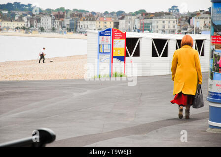 Weymouth. 20 mai 2019. Les gens se promener le long du front de mer de Weymouth un ciel couvert en début de matinée. crédit : Stuart fretwell/Alamy LLIve News Banque D'Images