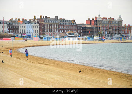 Weymouth. 20 mai 2019. Les gens sont sur la plage de Weymouth juste après 8 heures du matin, malgré le temps couvert. crédit : Stuart fretwell/Alamy Live News Banque D'Images