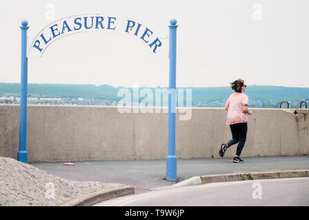 Weymouth. 20 mai 2019. Une femme prend un footing matinal le long de la mer sur l'image pour Weymouth. crédit : Stuart fretwell/Alamy Live News Banque D'Images