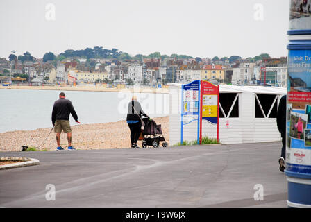 Weymouth. 20 mai 2019. Les gens se promener le long du front de mer de Weymouth un ciel couvert en début de matinée. crédit : Stuart fretwell/Alamy Live News Banque D'Images