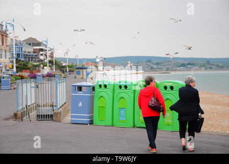 Weymouth. 20 mai 2019. Les gens se promener le long du front de mer de Weymouth un ciel couvert en début de matinée. crédit : Stuart fretwell /Alamy Live News Banque D'Images