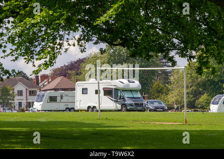 Northampton, Royaume-Uni. 20 mai 2019. Déposer les voyageurs une portée bin Abington Park Crescent à obtenir l'accès. Le parc avaient été enfermés dans de piquets bétonné dans le sol autour du périmètre de l'année dernière pour essayer d'arrêter le problème avec les voyageurs sur le parc et la litière et le désordre qu'ils laissent derrière eux. Credit : Keith J Smith./Alamy Live News Banque D'Images