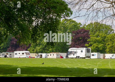 Northampton, Royaume-Uni. 20 mai 2019. Déposer les voyageurs une portée bin Abington Park Crescent à obtenir l'accès. Le parc avaient été enfermés dans de piquets bétonné dans le sol autour du périmètre de l'année dernière pour essayer d'arrêter le problème avec les voyageurs sur le parc et la litière et le désordre qu'ils laissent derrière eux. Credit : Keith J Smith./Alamy Live News Banque D'Images