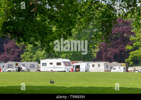 Northampton, Royaume-Uni. 20 mai 2019. Déposer les voyageurs une portée bin Abington Park Crescent à obtenir l'accès. Le parc avaient été enfermés dans de piquets bétonné dans le sol autour du périmètre de l'année dernière pour essayer d'arrêter le problème avec les voyageurs sur le parc et la litière et le désordre qu'ils laissent derrière eux. Credit : Keith J Smith./Alamy Live News Banque D'Images