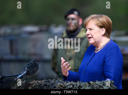 Munster, Allemagne. 20 mai, 2019. La chancelière Angela Merkel (CDU) parle après une démonstration par le très haut degré de disponibilité Joint Task Force (VJTF). En 2019, l'Allemagne sera responsable de la force de réaction rapide de l'OTAN. Credit : Christophe Gateau/dpa/Alamy Live News Banque D'Images