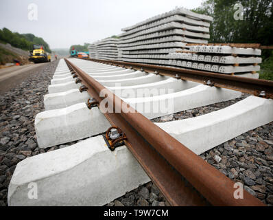 Wuppertal, Allemagne. 20 mai, 2019. De nouveaux rails sont posés sur une ancienne ligne de chemin de fer en Hahnenfurt entre Wuppertal et Mettmann. L'alliance des 'Pro-Rail' et l'Association des entreprises de transport allemandes (VDV) est venu à la conclusion dans une étude que de plus en plus de lignes de chemin de fer désaffectées sont réactivés. (Pour dpa : 'Le retour du rail à l'échelle nationale : réactivation de lignes de chemin de fer') Credit : Roland Weihrauch/dpa/Alamy Live News Banque D'Images