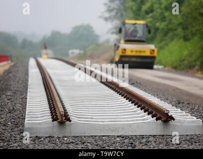 Wuppertal, Allemagne. 20 mai, 2019. De nouveaux rails sont posés sur une ancienne ligne de chemin de fer en Hahnenfurt entre Wuppertal et Mettmann. L'alliance des 'Pro-Rail' et l'Association des entreprises de transport allemandes (VDV) est venu à la conclusion dans une étude que de plus en plus de lignes de chemin de fer désaffectées sont réactivés. (Pour dpa : 'Le retour du rail à l'échelle nationale : réactivation de lignes de chemin de fer') Credit : Roland Weihrauch/dpa/Alamy Live News Banque D'Images