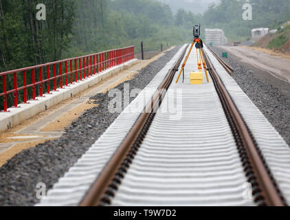 Wuppertal, Allemagne. 20 mai, 2019. De nouveaux rails sont posés sur une ancienne ligne de chemin de fer en Hahnenfurt entre Wuppertal et Mettmann. L'alliance des 'Pro-Rail' et l'Association des entreprises de transport allemandes (VDV) arrive à la conclusion dans une étude que de plus en plus de lignes de chemin de fer désaffectées sont réactivés.(zu dpa : 'Le retour du rail à l'échelle nationale : réactivation de lignes de chemin de fer') Credit : Roland Weihrauch/dpa/Alamy Live News Banque D'Images