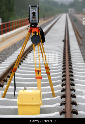 Wuppertal, Allemagne. 20 mai, 2019. De nouveaux rails sont posés sur une ancienne ligne de chemin de fer en Hahnenfurt entre Wuppertal et Mettmann. L'alliance des 'Pro-Rail' et l'Association des entreprises de transport allemandes (VDV) arrive à la conclusion dans une étude que de plus en plus de lignes de chemin de fer désaffectées sont réactivés.(zu dpa : 'Le retour du rail à l'échelle nationale : réactivation de lignes de chemin de fer') Credit : Roland Weihrauch/dpa/Alamy Live News Banque D'Images