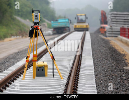 Wuppertal, Allemagne. 20 mai, 2019. De nouveaux rails sont posés sur une ancienne ligne de chemin de fer en Hahnenfurt entre Wuppertal et Mettmann. L'alliance des 'Pro-Rail' et l'Association des entreprises de transport allemandes (VDV) arrive à la conclusion dans une étude que de plus en plus de lignes de chemin de fer désaffectées sont réactivés.(zu dpa : 'Le retour du rail à l'échelle nationale : réactivation de lignes de chemin de fer') Credit : Roland Weihrauch/dpa/Alamy Live News Banque D'Images