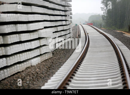 Wuppertal, Allemagne. 20 mai, 2019. De nouveaux rails sont posés sur une ancienne ligne de chemin de fer en Hahnenfurt entre Wuppertal et Mettmann. L'alliance des 'Pro-Rail' et l'Association des entreprises de transport allemandes (VDV) arrive à la conclusion dans une étude que de plus en plus de lignes de chemin de fer désaffectées sont réactivés.(zu dpa : 'Le retour du rail à l'échelle nationale : réactivation de lignes de chemin de fer') Credit : Roland Weihrauch/dpa/Alamy Live News Banque D'Images