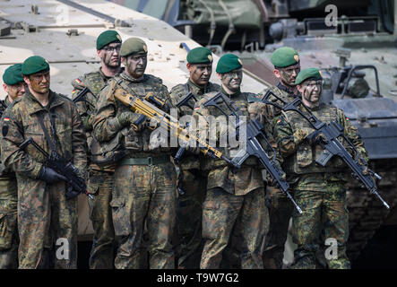 Munster, Allemagne. 20 mai, 2019. Au cours d'une manifestation de très haut degré de disponibilité de l'Équipe spéciale mixte (VJTF) soldats debout devant des véhicules blindés. En 2019, l'Allemagne sera responsable de la force de réaction rapide de l'OTAN. Credit : Christophe Gateau/dpa/Alamy Live News Banque D'Images