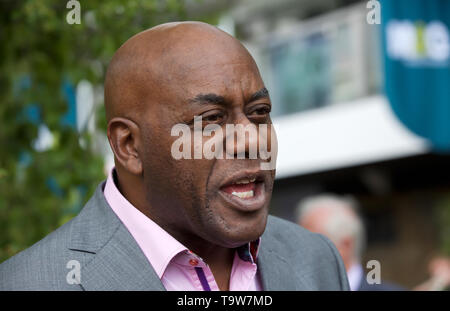 Londres, Royaume-Uni. 20 mai, 2019. Ainsley Harriott assiste aux RHS Chelsea Flower Show Press Day qui a lieu avant qu'il ouvre officiellement demain jusqu'à samedi 25 mai. Le célèbre Flower Show est un glamour, fun et une journée d'éducation qui est fréquenté par de nombreuses célébrités. Il y a beaucoup de jardins, de fleurs, chapiteaux tous ensemble dans la magnifique enceinte de l'Hôpital Royal de Chelsea. Credit : Keith Larby/Alamy Live News Banque D'Images