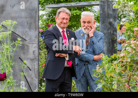 Londres, Royaume-Uni. 20 mai, 2019. Alan Titchmarsh et Sir Roy Strong sur les Prennial - Jardin Lifeline Press preview journée à la RHS Chelsea Flower Show. Crédit : Guy Bell/Alamy Live News Banque D'Images