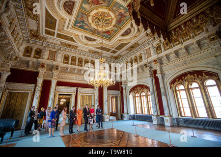 Schwerin, Allemagne. 20 mai, 2019. Roi des Pays-Bas Willem-Alexander et son épouse Maxima visiter la salle du trône du musée dans le château de Schwerin avec le Premier Ministre du Mecklenburg-Vorpommern, Manuela Schwesig (SPD). Le couple royale néerlandaise est en Allemagne pendant trois jours. Credit : Jens Büttner/dpa-Zentralbild/dpa/Alamy Live News Banque D'Images