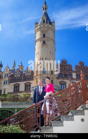 Schwerin, Allemagne. 20 mai, 2019. Roi des Pays-Bas Willem-Alexander et son épouse maxima sont debout à une séance photo dans l'orangerie en face de château de Schwerin. Le couple royale néerlandaise est en Allemagne pendant trois jours. Credit : Jens Büttner/dpa-Zentralbild/dpa/Alamy Live News Banque D'Images