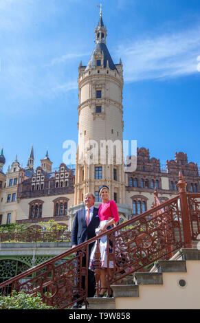 Schwerin, Allemagne. 20 mai, 2019. Roi des Pays-Bas Willem-Alexander et son épouse maxima sont debout à une séance photo dans l'orangerie en face de château de Schwerin. Le couple royale néerlandaise est en Allemagne pendant trois jours. Credit : Jens Büttner/dpa-Zentralbild/dpa/Alamy Live News Banque D'Images