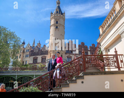 Schwerin, Allemagne. 20 mai, 2019. Roi des Pays-Bas Willem-Alexander et son épouse maxima sont debout à une séance photo dans l'orangerie en face de château de Schwerin. Le couple royale néerlandaise est en Allemagne pendant trois jours. Credit : Jens Büttner/dpa-Zentralbild/dpa/Alamy Live News Banque D'Images