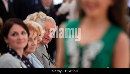 Co. Wicklow, Irlande. 15 Février, 2019. Les visites royales officiel britannique à l'Irlande. Photo montre SON ALTESSE ROYALE LE PRINCE DE GALLES Charles regardant des membres du groupe de danse irlandaise Celtic Flare hôtesse lors de leur visite à l'Glencree Centre pour la paix et la réconciliation Co.Wicklow. Photo : Eamonn Farrell/RollingNews RollingNews : Crédit/Alamy Live News Banque D'Images