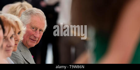 Co. Wicklow, Irlande. 15 Février, 2019. Les visites royales officiel britannique à l'Irlande. Photo montre SON ALTESSE ROYALE LE PRINCE DE GALLES Charles regardant des membres du groupe de danse irlandaise Celtic Flare hôtesse lors de leur visite à l'Glencree Centre pour la paix et la réconciliation Co.Wicklow. Photo : Eamonn Farrell/RollingNews RollingNews : Crédit/Alamy Live News Banque D'Images