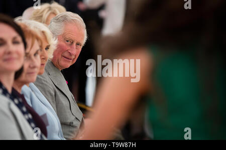 Co. Wicklow, Irlande. 15 Février, 2019. Les visites royales officiel britannique à l'Irlande. Photo montre SON ALTESSE ROYALE LE PRINCE DE GALLES Charles regardant des membres du groupe de danse irlandaise Celtic Flare hôtesse lors de leur visite à l'Glencree Centre pour la paix et la réconciliation Co.Wicklow. Photo : Eamonn Farrell/RollingNews RollingNews : Crédit/Alamy Live News Banque D'Images