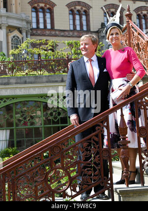 Schwerin, Allemagne. 20 mai, 2019. Roi des Pays-Bas Willem-Alexander et son épouse Maxima se tenir devant le château de Schwerin. Le couple royale néerlandaise est en Allemagne pendant trois jours. Credit : Jens Kalaene Zentralbild-/dpa/dpa/Alamy Live News Banque D'Images