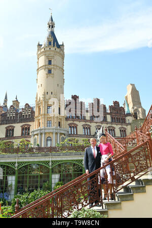 Schwerin, Allemagne. 20 mai, 2019. Roi des Pays-Bas Willem-Alexander et son épouse Maxima se tenir devant le château de Schwerin. Le couple royale néerlandaise est en Allemagne pendant trois jours. Credit : Jens Kalaene Zentralbild-/dpa/dpa/Alamy Live News Banque D'Images