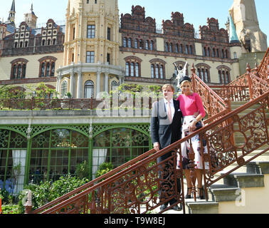 Schwerin, Allemagne. 20 mai, 2019. Roi des Pays-Bas Willem-Alexander et son épouse Maxima se tenir devant le château de Schwerin. Le couple royale néerlandaise est en Allemagne pendant trois jours. Credit : Jens Kalaene Zentralbild-/dpa/dpa/Alamy Live News Banque D'Images