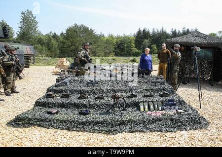 Munster, Allemagne. 20 mai, 2019. La chancelière allemande Angela Merkel (2e R, à l'avant) porte sur l'équipement de très haut degré de disponibilité de l'OTAN Groupe de travail conjoint au cours de sa visite à Munster, Allemagne, le 20 mai 2019. Merkel a assuré lundi sur l'aide de l'Allemagne pour l'Ukraine de résoudre les conflits dans la région de Donbas. Elle a fait cette déclaration lors de sa visite à une force de réaction rapide de l'OTAN en Allemagne Munster. Credit : Shan Yuqi/Xinhua/Alamy Live News Banque D'Images