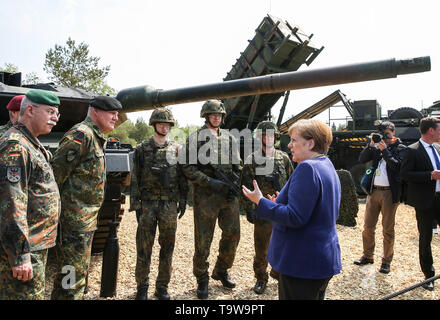 Munster, Allemagne. 20 mai, 2019. La chancelière allemande Angela Merkel (R, à l'avant) des entretiens avec des membres de très haut degré de disponibilité de l'OTAN Groupe de travail conjoint au cours de sa visite à Munster, Allemagne, le 20 mai 2019. Merkel a assuré lundi sur l'aide de l'Allemagne pour l'Ukraine de résoudre les conflits dans la région de Donbas. Elle a fait cette déclaration lors de sa visite à une force de réaction rapide de l'OTAN en Allemagne Munster. Credit : Shan Yuqi/Xinhua/Alamy Live News Banque D'Images