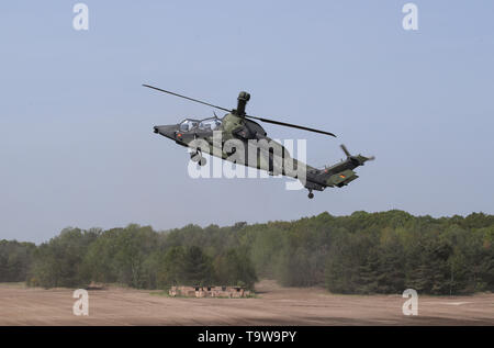 Munster, Allemagne. 20 mai, 2019. Un hélicoptère Tigre est vu dans une démonstration de formation au cours de la visite de la Chancelière allemande Angela Merkel à Munster, Allemagne, le 20 mai 2019. Merkel a assuré lundi sur l'aide de l'Allemagne pour l'Ukraine de résoudre les conflits dans la région de Donbas. Elle a fait cette déclaration lors de sa visite à une force de réaction rapide de l'OTAN en Allemagne Munster. Credit : Shan Yuqi/Xinhua/Alamy Live News Banque D'Images