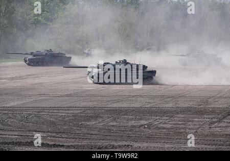 Munster, Allemagne. 20 mai, 2019. Leopard 2 réservoirs sont vus dans une démonstration de formation au cours de la visite de la Chancelière allemande Angela Merkel à Munster, Allemagne, le 20 mai 2019. Merkel a assuré lundi sur l'aide de l'Allemagne pour l'Ukraine de résoudre les conflits dans la région de Donbas. Elle a fait cette déclaration lors de sa visite à une force de réaction rapide de l'OTAN en Allemagne Munster. Credit : Shan Yuqi/Xinhua/Alamy Live News Banque D'Images