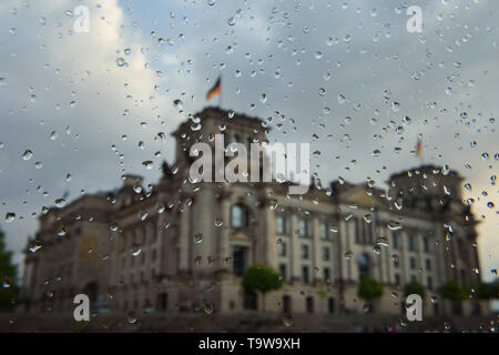 Berlin, Allemagne. 20 mai, 2019. Le bâtiment du Reichstag à Berlin peuvent être vu après une averse de pluie sur une vitre. Credit : Gregor Fischer/dpa/Alamy Live News Banque D'Images