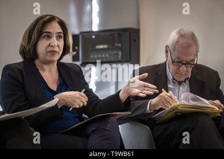 Barcelone, Catalogne, Espagne. 20 mai, 2019. L'actuel maire Ada Colau est vu parlant à côté de candidat Ernest Maragall pendant le débat.Les candidats à la Mairie de Barcelone d'un débat sur le logement et le modèle de la ville, le débat a été organisé par diverses entités sociales. Les candidats ont répondu à des questions très précises sur le droit au logement et de la ville modèle formulé par les membres de la principale des entités sociales. Credit : Paco Freire SOPA/Images/ZUMA/Alamy Fil Live News Banque D'Images