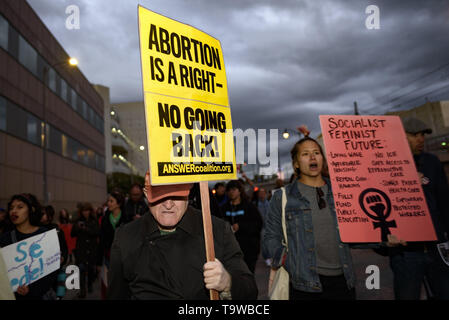 Los Angeles, CA, USA. Mar 8, 2019. Vu les militants des pancartes pendant le Salon International de l'exploitation la grève des femmes à Los Angeles.Le rallye coïncidait avec la Journée internationale de la femme qui a d'abord été reconnu par les Nations Unies en 1975. Ronen Crédit : Tivony SOPA/Images/ZUMA/Alamy Fil Live News Banque D'Images