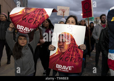 Los Angeles, CA, USA. Mar 8, 2019. Les militants sont vus au cours de l'International Holding pancartes la grève des femmes à Los Angeles.Le rallye coïncidait avec la Journée internationale de la femme qui a d'abord été reconnu par les Nations Unies en 1975. Ronen Crédit : Tivony SOPA/Images/ZUMA/Alamy Fil Live News Banque D'Images