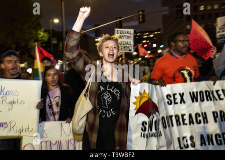 Los Angeles, CA, USA. Mar 8, 2019. Les militants sont vus scandant des slogans tout en tenant une bannière pendant le Salon International de la grève des femmes à Los Angeles.Le rallye coïncidait avec la Journée internationale de la femme qui a d'abord été reconnu par les Nations Unies en 1975. Ronen Crédit : Tivony SOPA/Images/ZUMA/Alamy Fil Live News Banque D'Images